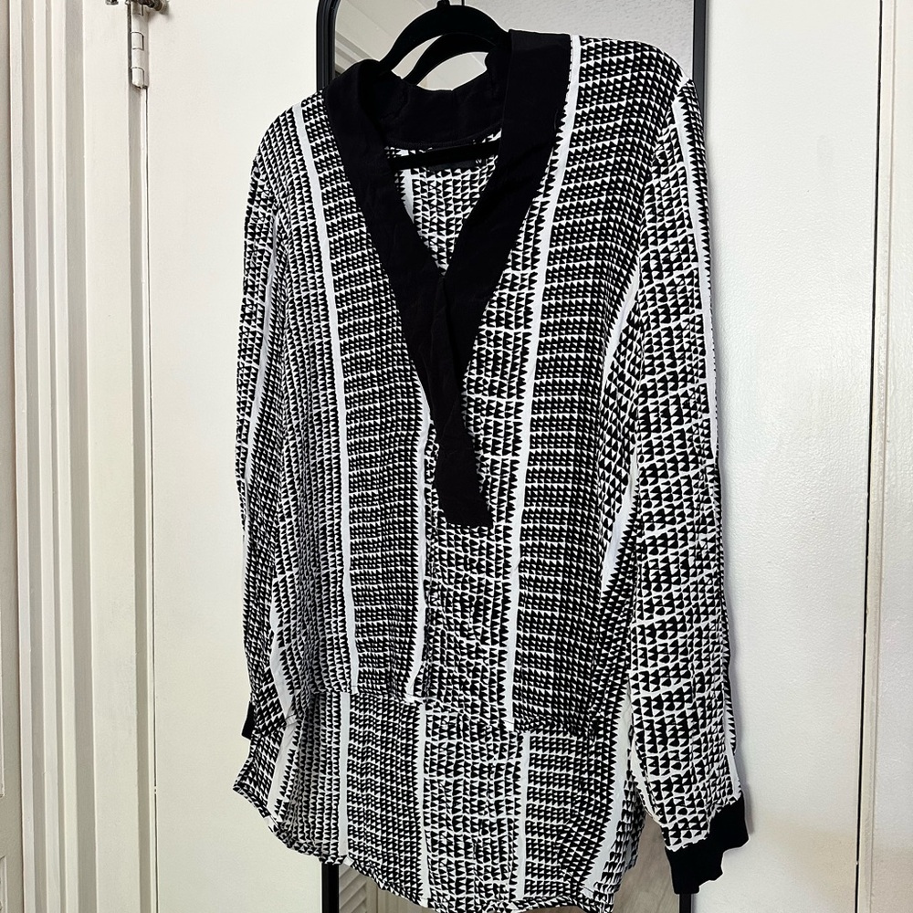 Manaola Black & White Women's   V- Neck Pullover Top